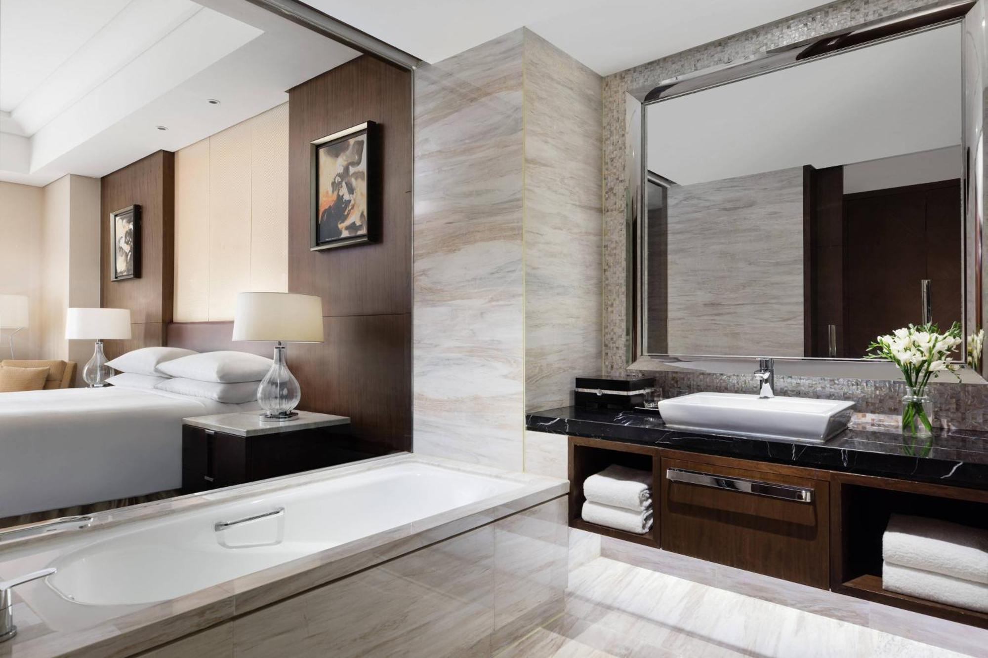 Shanghai Marriott Hotel Pudong East - Only A 30 Minute Drive From Disney Екстериор снимка