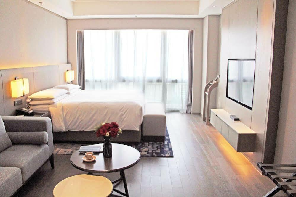 Shanghai Marriott Hotel Pudong East - Only A 30 Minute Drive From Disney Екстериор снимка